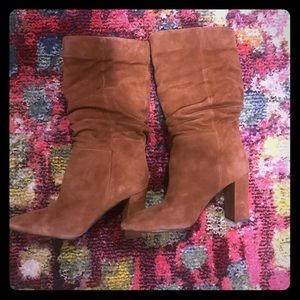 In EUC banana republic size 7 scrunchy boots
